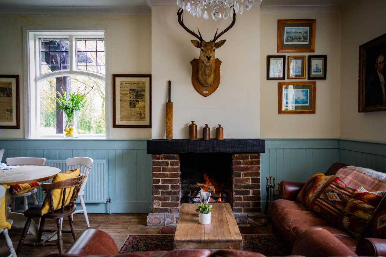The Cricketers Inn Petersfield Exterior photo